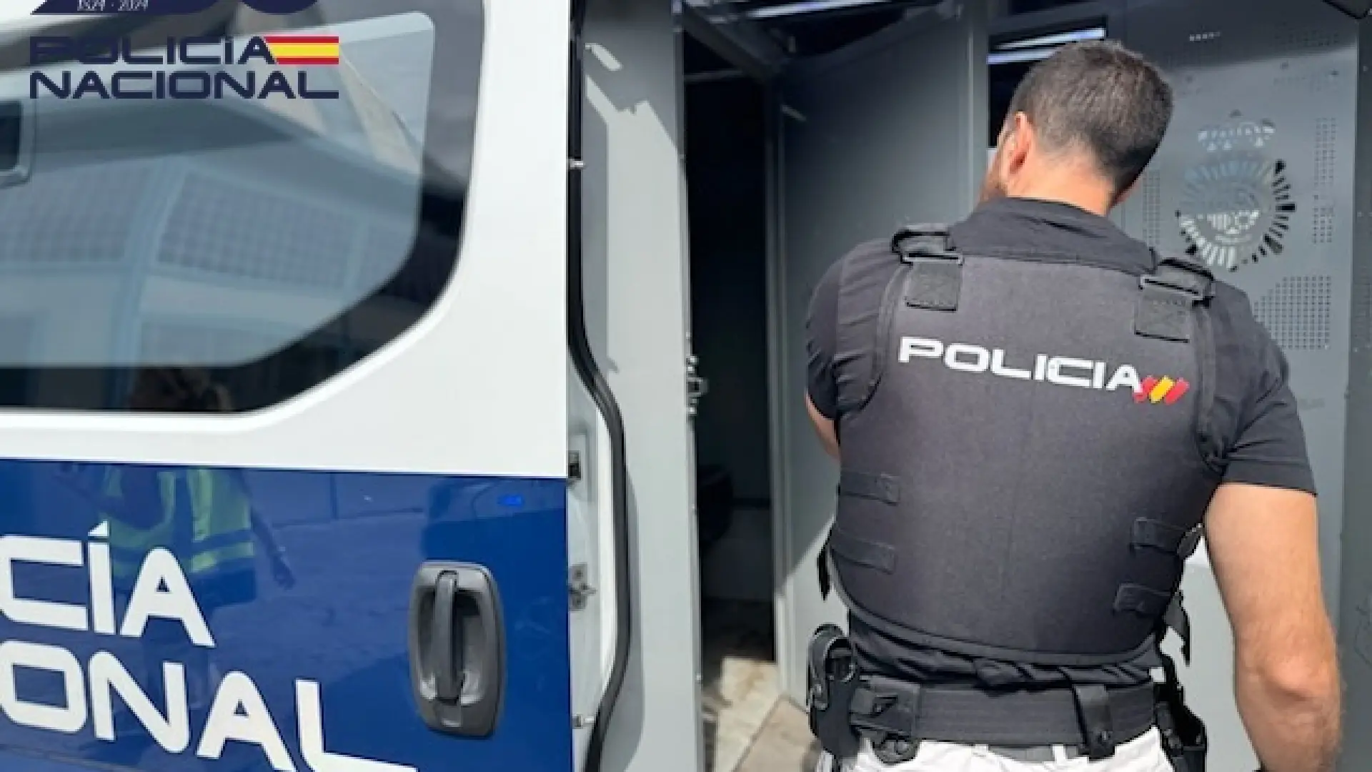 La Policía consigue que un vecino abandone la azotea de un edificio de Ávila tras más de cinco horas de negociación La Policía consigue que un vecino abandone la azotea de un edificio de Ávila tras más de cinco horas de negociación