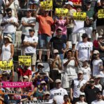 La afición del Valencia se manifiesta contra la directiva en Mestalla tras la ‘manita’ del Barcelona: «No vais a salir» La afición del Valencia se manifiesta contra la directiva en Mestalla tras la ‘manita’ del Barcelona: «No vais a salir»
