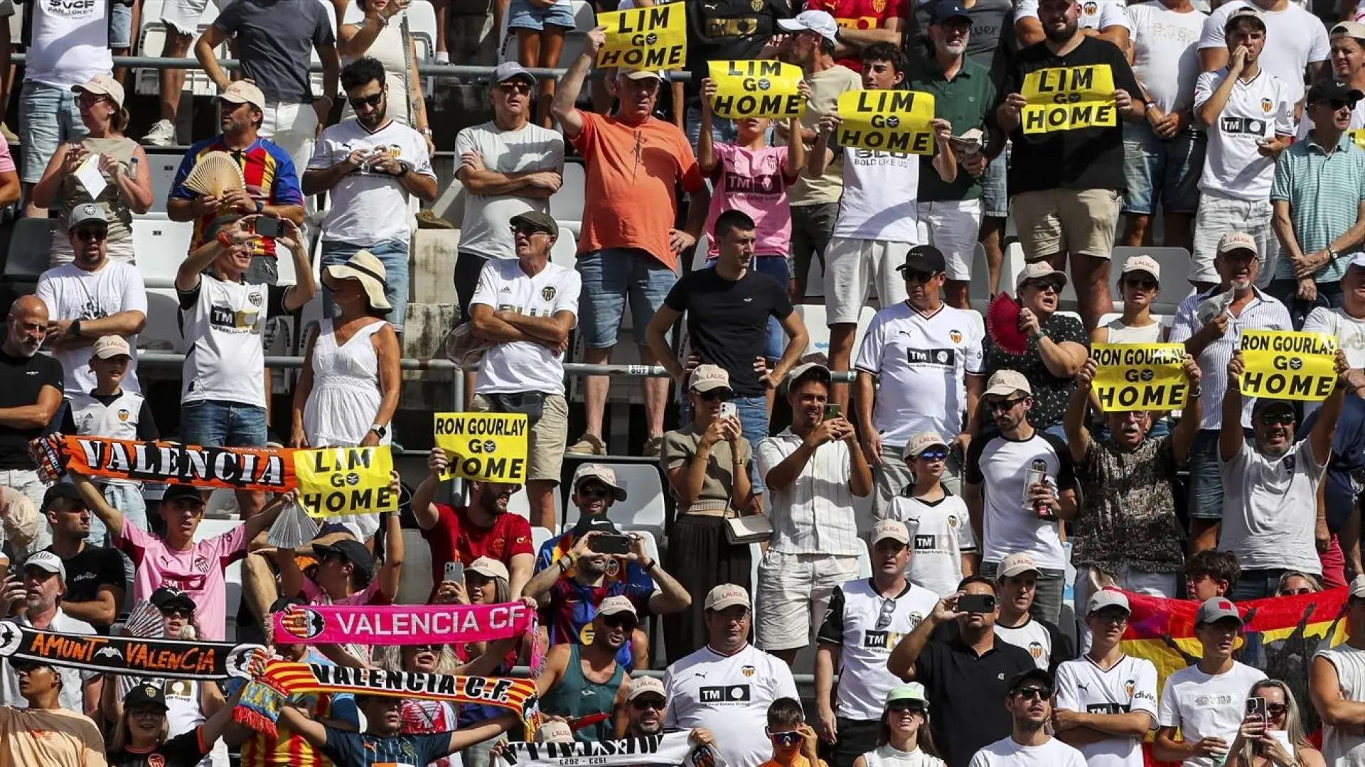 La afición del Valencia se manifiesta contra la directiva en Mestalla tras la ‘manita’ del Barcelona: «No vais a salir» La afición del Valencia se manifiesta contra la directiva en Mestalla tras la ‘manita’ del Barcelona: «No vais a salir»