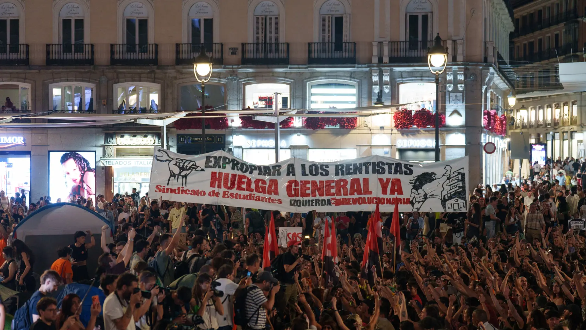 Las fotos de la acampada en la Puerta del Sol contra los desahucios y por el 'Decreto Maricarmen' Las fotos de la acampada en la Puerta del Sol contra los desahucios y por el 'Decreto Maricarmen'