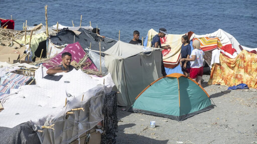 Los trabajadores de los servicios de limpieza de Ceuta, «al límite» por los miles de residuos que generan los migrantes Los trabajadores de los servicios de limpieza de Ceuta, «al límite» por los miles de residuos que generan los migrantes