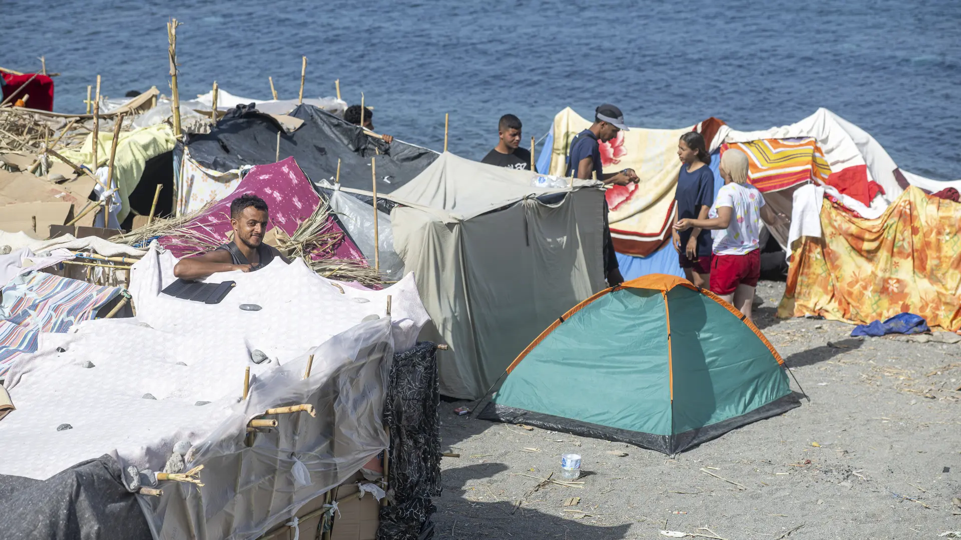 Los trabajadores de los servicios de limpieza de Ceuta, «al límite» por los miles de residuos que generan los migrantes Los trabajadores de los servicios de limpieza de Ceuta, «al límite» por los miles de residuos que generan los migrantes