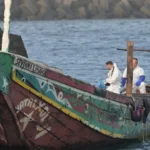 Más de 80 muertos en un cayuco rescatado al sur de Canarias tras 26 días a la deriva Más de 80 muertos en un cayuco rescatado al sur de Canarias tras 26 días a la deriva