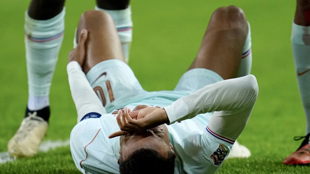 Mbappé se lesiona la rodilla y se retira tras marcar el gol de la victoria en el debut de Zidane como entrenador de Francia