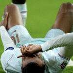 Mbappé se lesiona la rodilla y se retira tras marcar el gol de la victoria en el debut de Zidane como entrenador de Francia