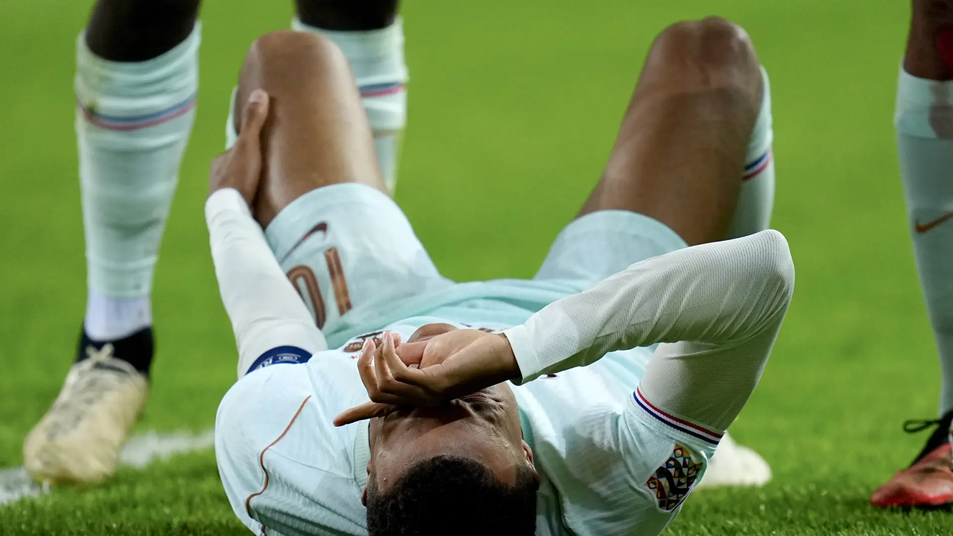 Mbappé se lesiona la rodilla y se retira tras marcar el gol de la victoria en el debut de Zidane como entrenador de Francia Mbappé se lesiona la rodilla y se retira tras marcar el gol de la victoria en el debut de Zidane como entrenador de Francia