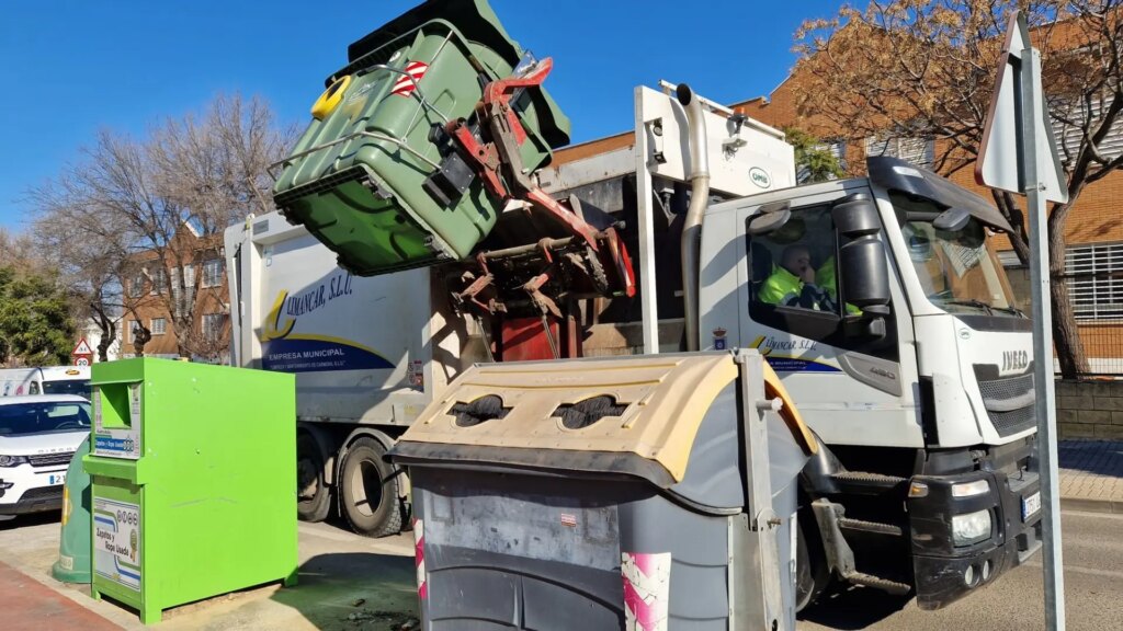 Muere atrapado en un camión de basura un hombre que se había ocultado en un contenedor tras cometer un hurto Muere atrapado en un camión de basura un hombre que se había ocultado en un contenedor tras cometer un hurto