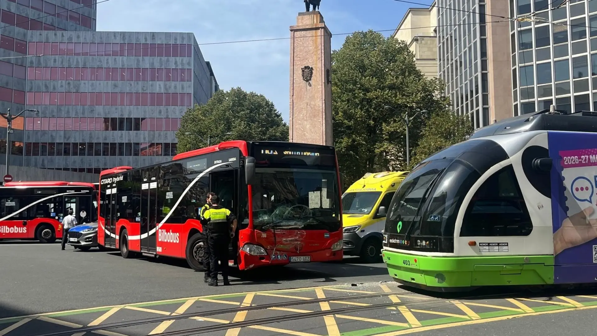 Seis heridos tras el choque entre un autobús y un tranvía en Bilbao