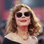 Susan Sarandon planta cara a Hollywood y sigue apoyando a Palestina con su vestido en la alfombra roja del Festival de Venecia Susan Sarandon planta cara a Hollywood y sigue apoyando a Palestina con su vestido en la alfombra roja del Festival de Venecia