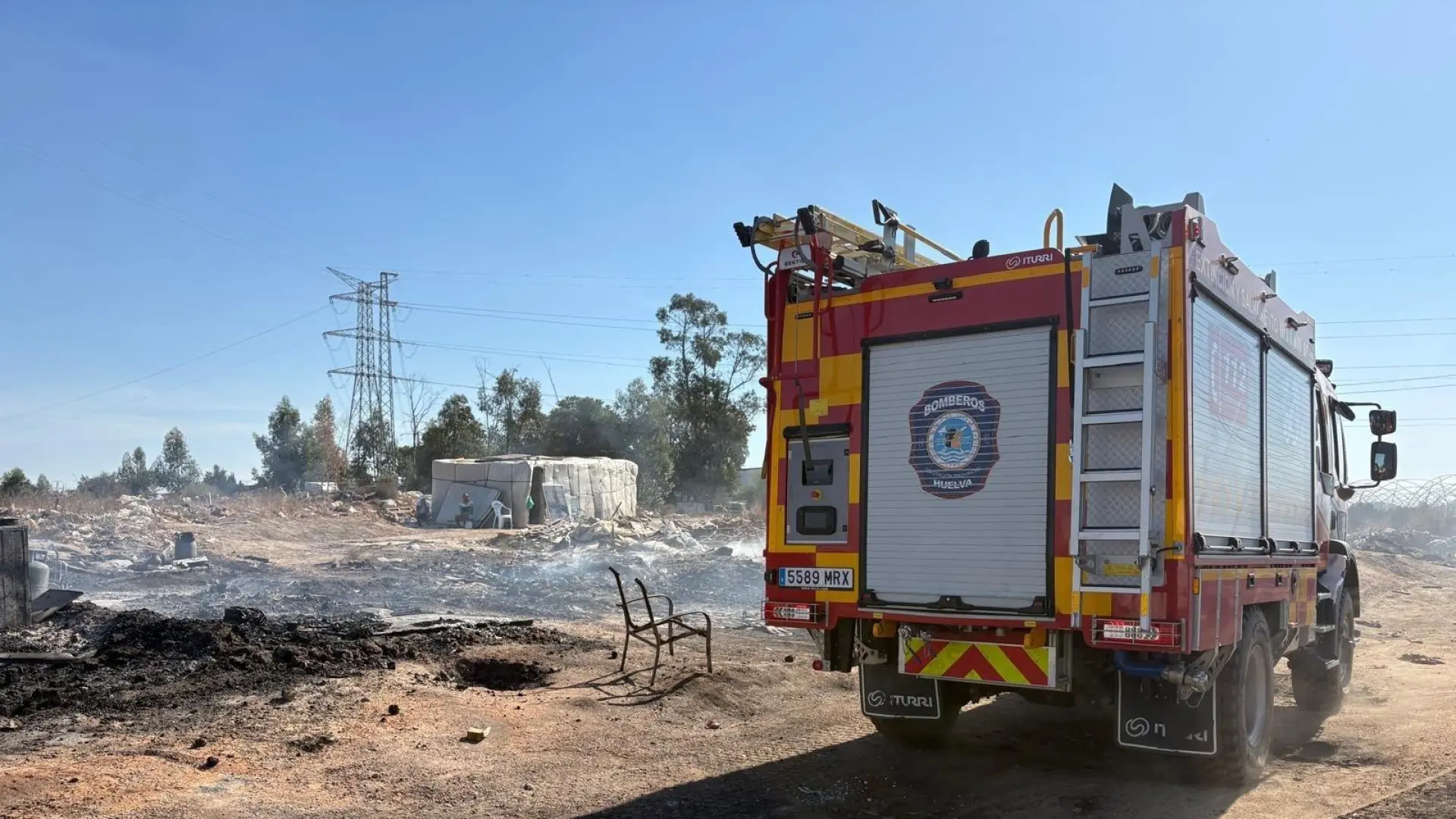 Un muerto y una veintena de chabolas afectadas por un incendio en Palos de la Frontera