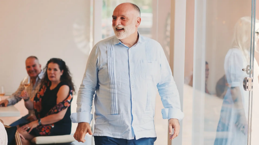 Un vuelo a Dallas en el que viajaba el chef José Andrés tiene que regresar a Barajas «por un impacto con pájaros»