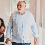 Un vuelo a Dallas en el que viajaba el chef José Andrés tiene que regresar a Barajas «por un impacto con pájaros» Un vuelo a Dallas en el que viajaba el chef José Andrés tiene que regresar a Barajas «por un impacto con pájaros»