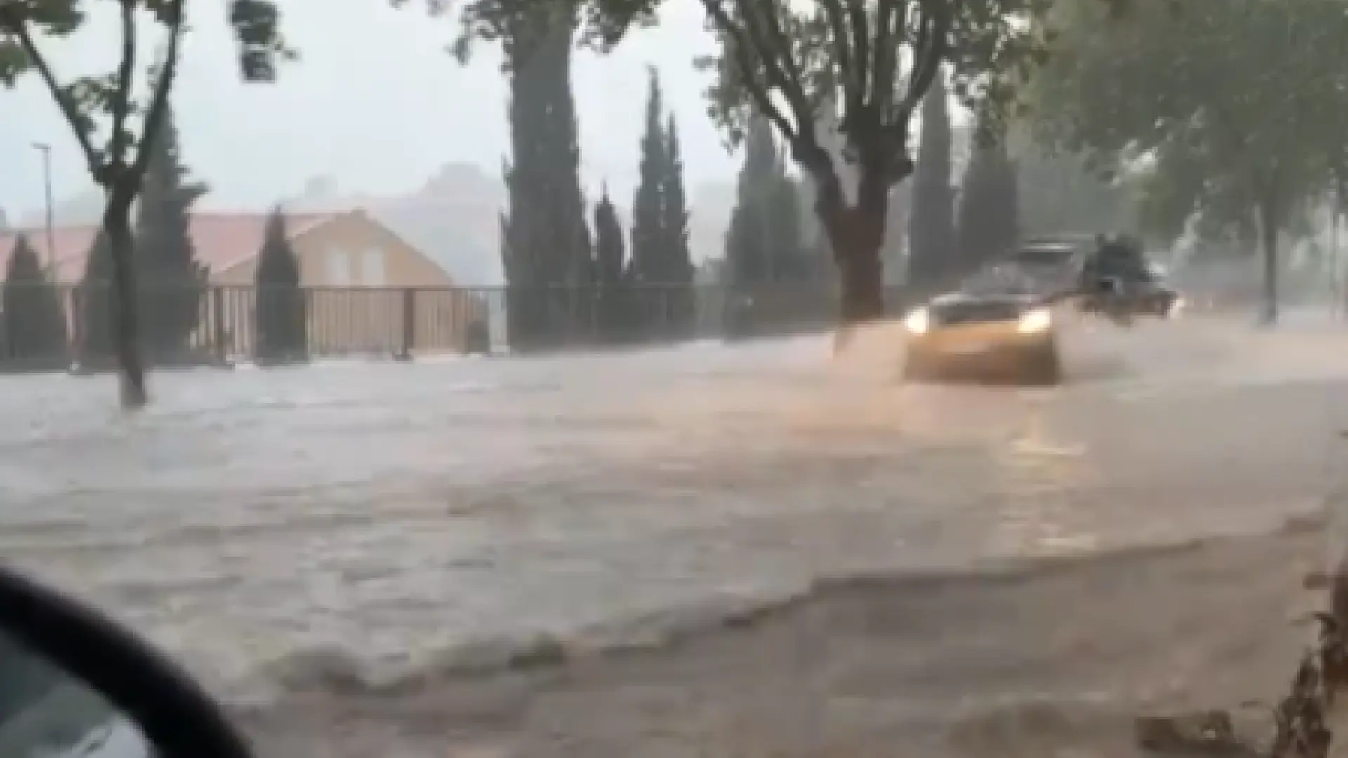 Una tromba de agua en la comarca de Utiel-Requena provoca inundaciones en viviendas y tramos de carreteras Una tromba de agua en la comarca de Utiel-Requena provoca inundaciones en viviendas y tramos de carreteras