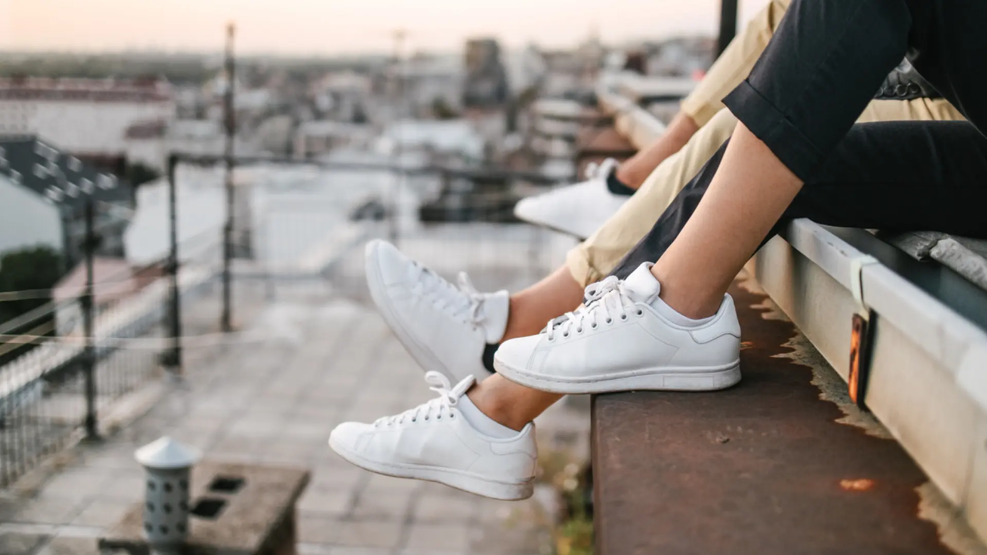 así puedes limpiar tus zapatillas blancas en casa y dejarlas como nuevas