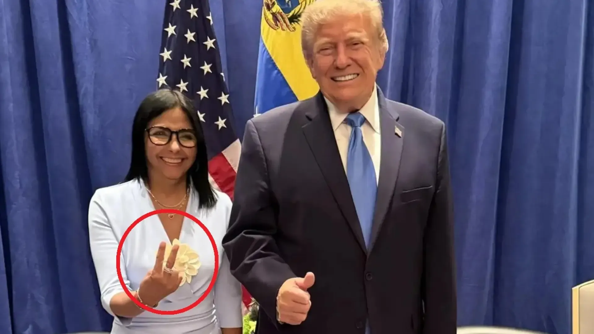 gesto de victoria… ¿o una doble peineta anglosajona? gesto de victoria… ¿o una doble peineta anglosajona?