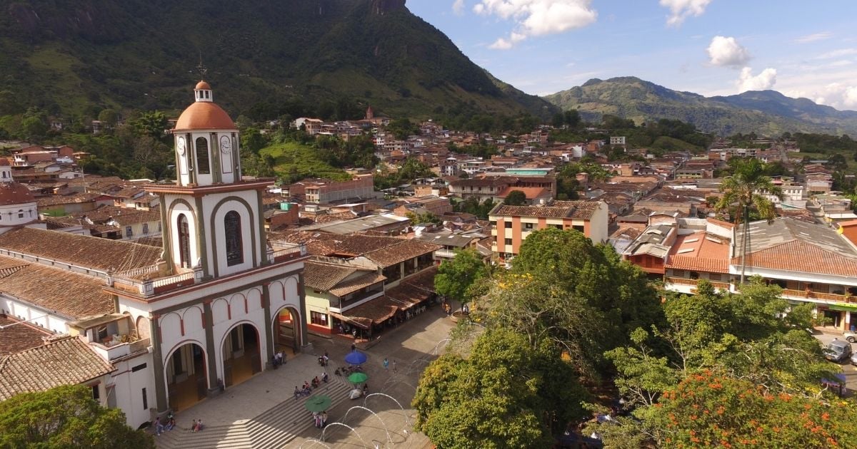 tres pueblos cerca de Medellín para descubrir cascadas, café, historia y calles de piedra