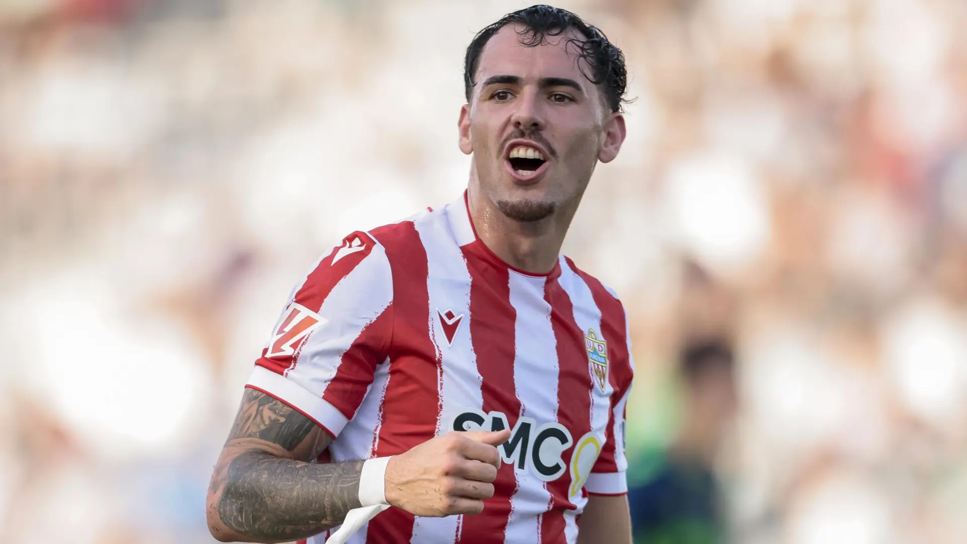 El futbolista Álex Sola empotra su coche en Almería y huye a la carrera El futbolista Álex Sola empotra su coche en Almería y huye a la carrera