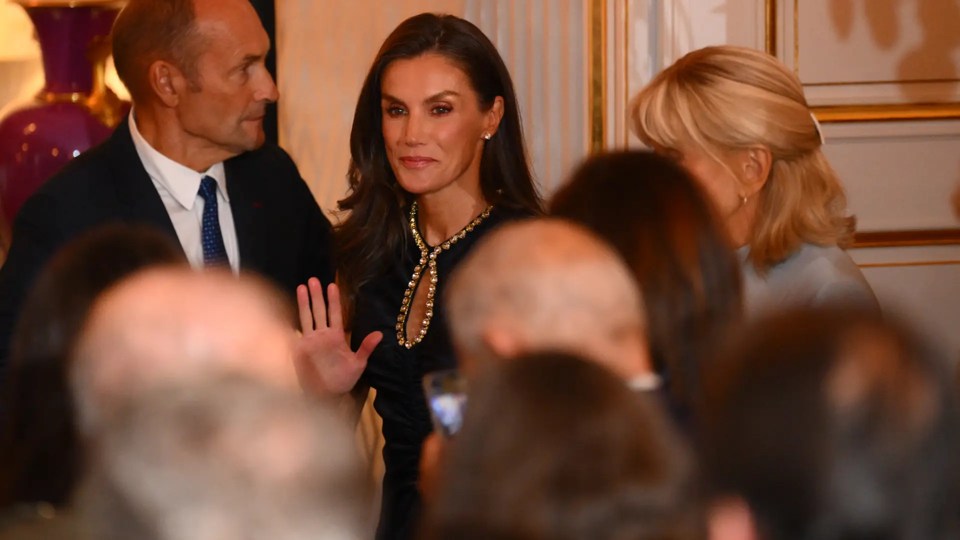 Letizia estrena vestido joya y gana, de nuevo, el duelo estilístico con Brigitte Macron