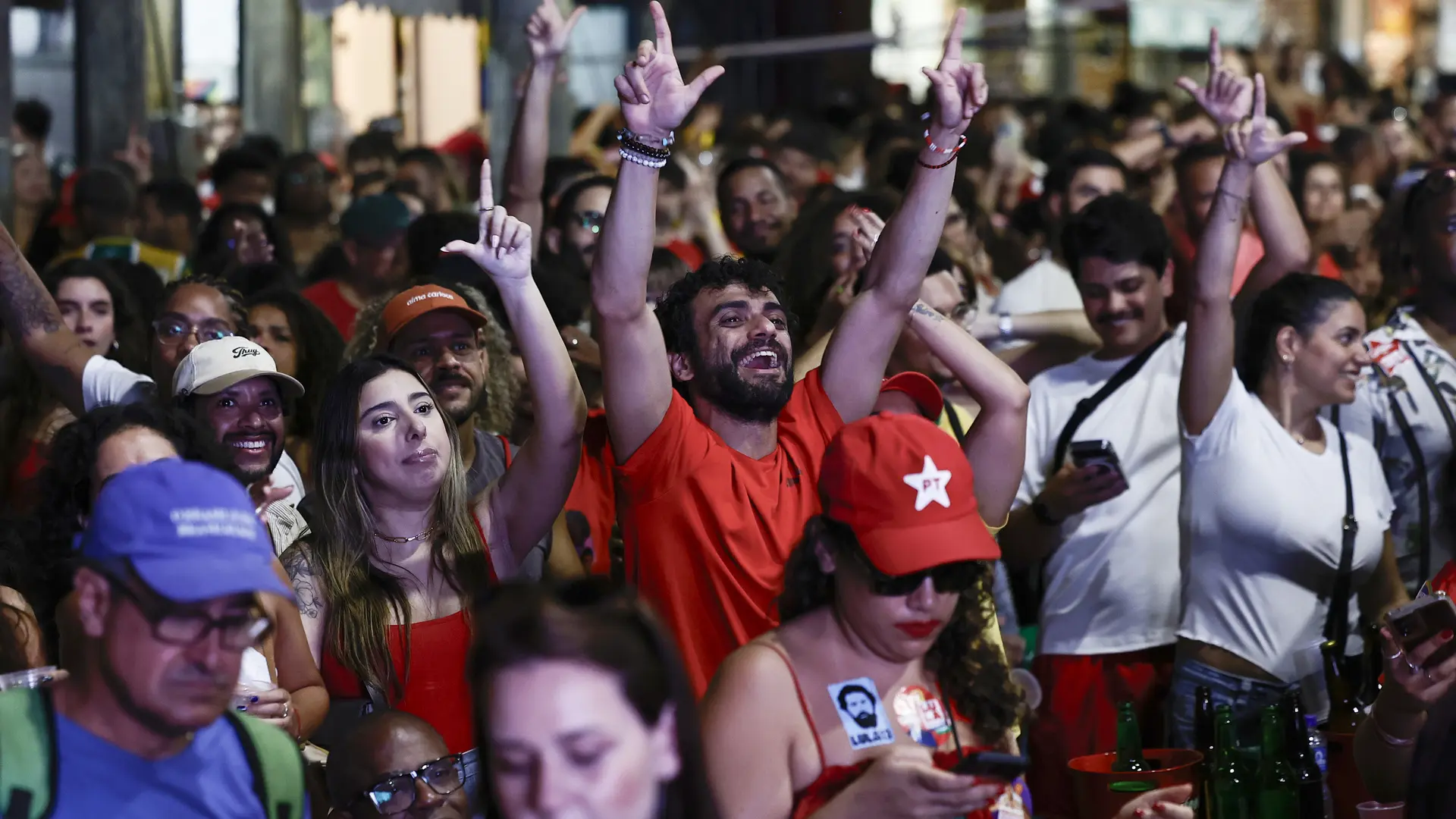Lula y Flávio Bolsonaro disputarán la Presidencia de Brasil en segunda vuelta Lula y Flávio Bolsonaro disputarán la Presidencia de Brasil en segunda vuelta