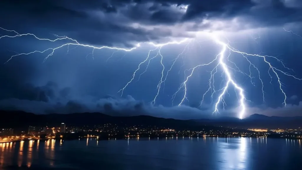 Más de 83.000 rayos cayeron este domingo en España, convirtiéndose en el día de octubre más eléctrico desde 2003 Más de 83.000 rayos cayeron este domingo en España, convirtiéndose en el día de octubre más eléctrico desde 2003