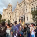 Miles de personas alzan la voz con cacerolas en mano frente a los ayuntamientos y exigen la convalidación de los decretos de vivienda