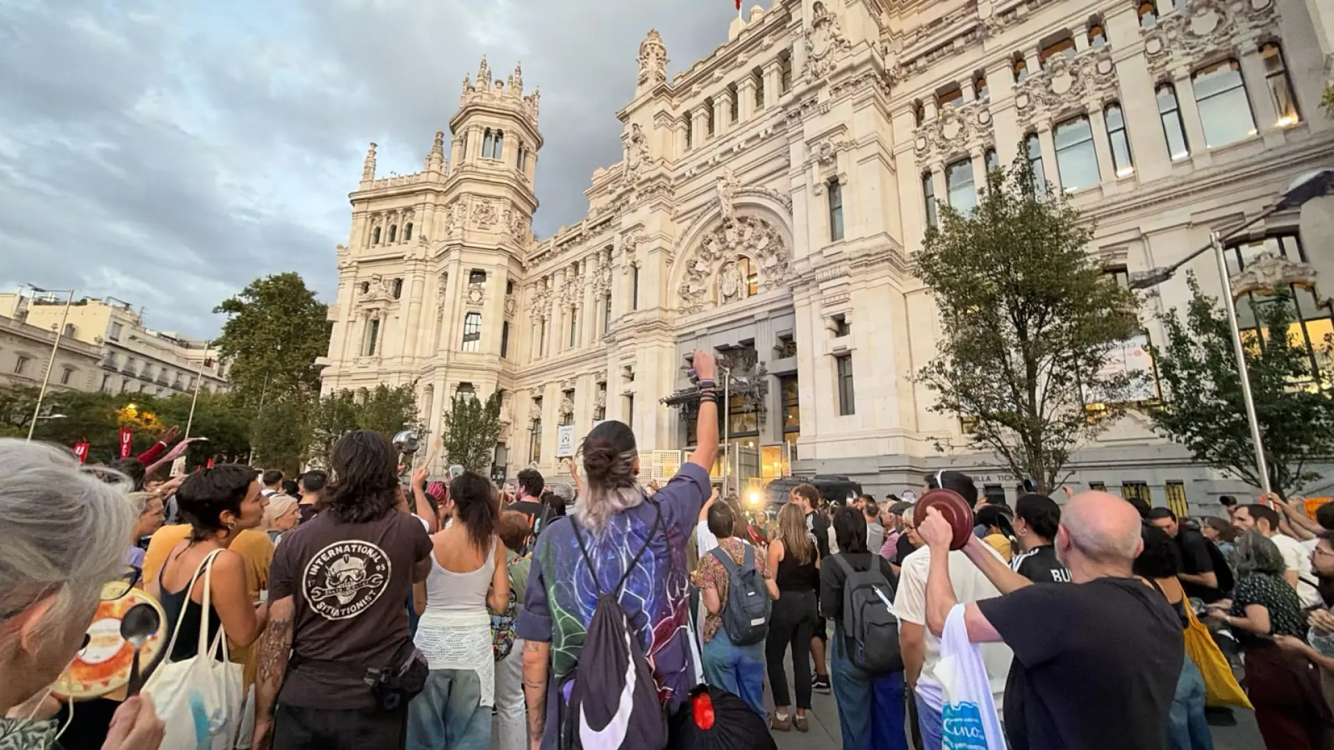 Miles de personas alzan la voz con cacerolas en mano frente a los ayuntamientos y exigen la convalidación de los decretos de vivienda