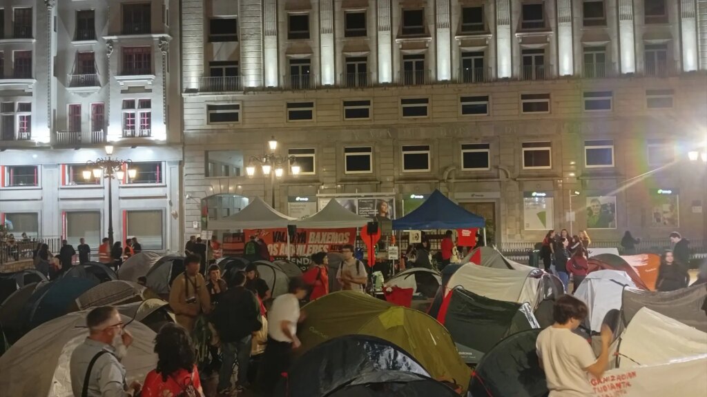 Tres detenidos tras la agresión a los acampados por la vivienda en Oviedo Tres detenidos tras la agresión a los acampados por la vivienda en Oviedo